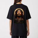 Camiseta com estampa frontal de um rosto com coroa de espinhos e halo, acompanhada das inscrições "YESHUA", um texto em hebraico e referência bíblica.