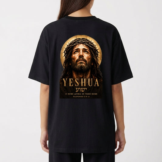 Camiseta com estampa frontal de um rosto com coroa de espinhos e halo, acompanhada das inscrições "YESHUA", um texto em hebraico e referência bíblica.