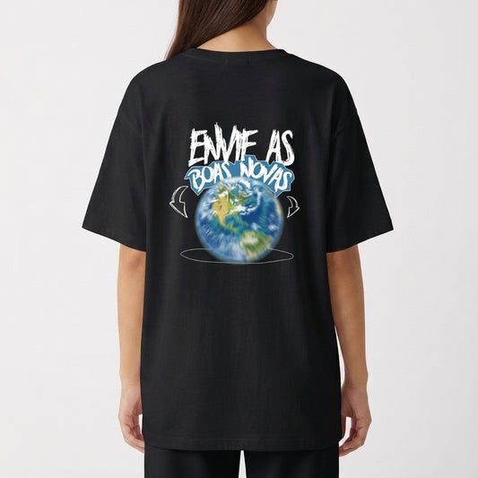 Camiseta com estampa frontal de logotipo pequeno em um oval e estampa traseira de frase estilizada acima de imagem do planeta Terra em um fundo circular.