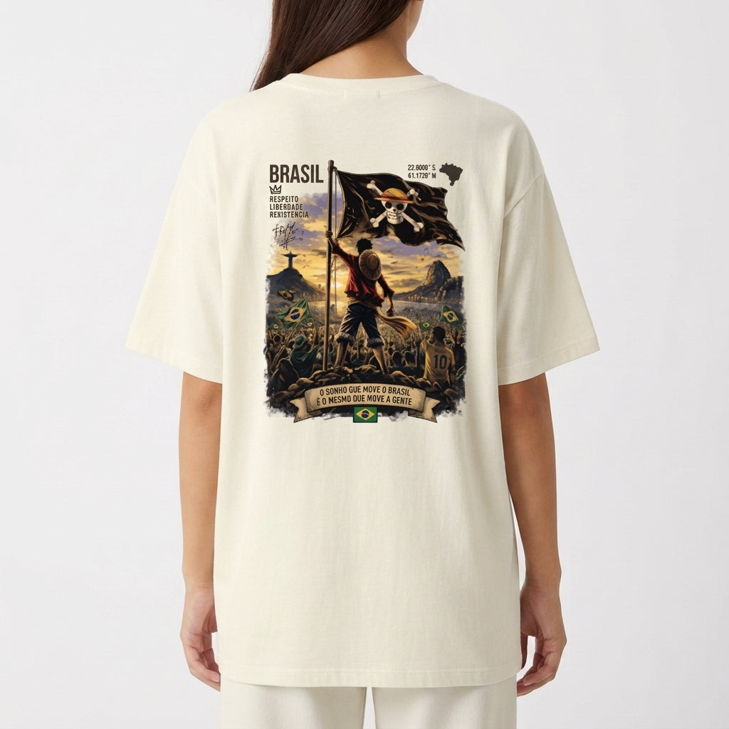 Camiseta com estampa frontal de "HOPE" em letras estilizadas e estampa traseira de ilustração vibrante: soldado com bandeira em cena de batalha épica.