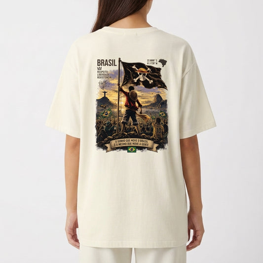 Camiseta com estampa frontal de "HOPE" em letras estilizadas e estampa traseira de ilustração vibrante: soldado com bandeira em cena de batalha épica.