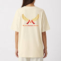 Camiseta com estampa frontal de asas douradas e um "M" vermelho, com texto "Ministério Verdadeiros Adoradores" e estampa traseira similar.