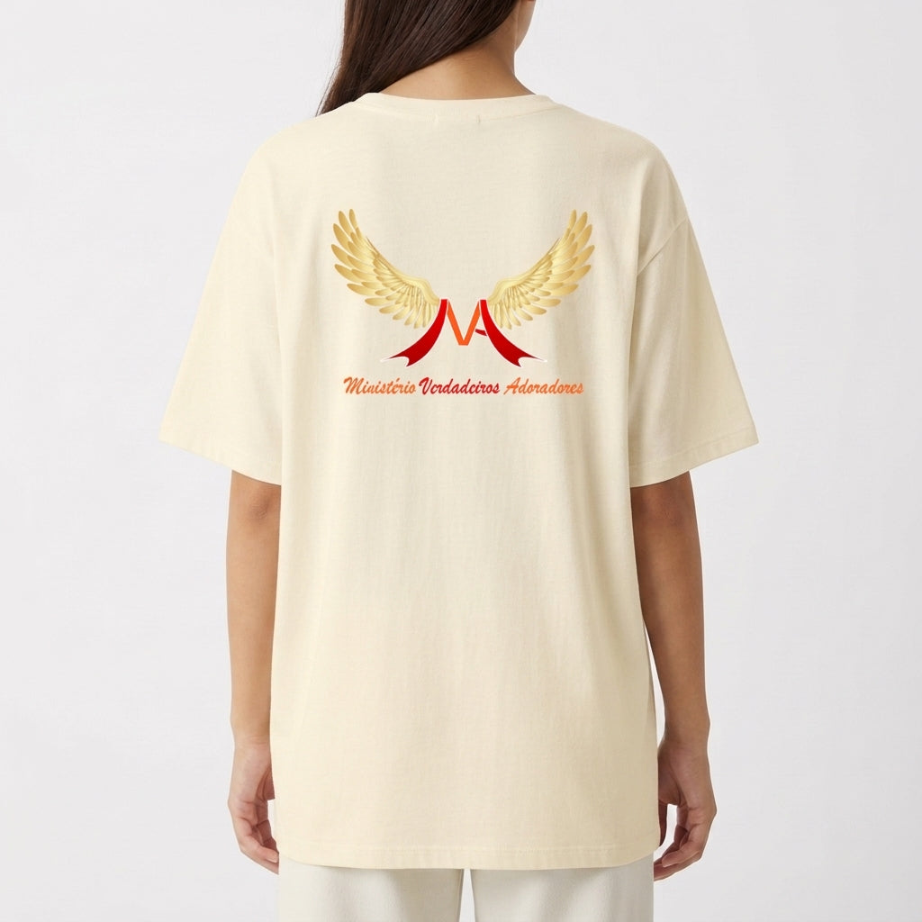 Camiseta com estampa frontal de asas douradas e um "M" vermelho, com texto "Ministério Verdadeiros Adoradores" e estampa traseira similar.