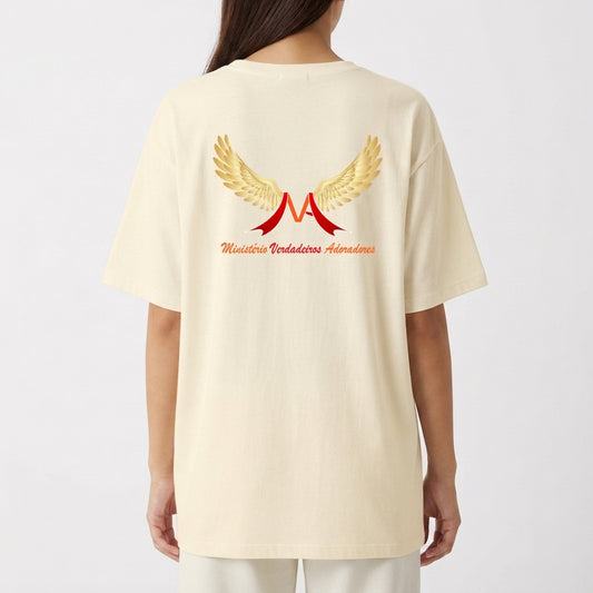 Camiseta com estampa frontal de asas douradas e um "M" vermelho, com texto "Ministério Verdadeiros Adoradores" e estampa traseira similar.