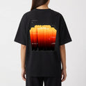 Camiseta com estampa frontal de “323” em estilo neon e estampa traseira de design tipográfico laranja vibrante com frase inspiradora tridimensional.
