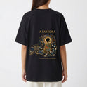 Camiseta com estampa frontal de intrincados padrões florais e texto centralizado, e estampa traseira de figura celestial com a inscrição "A PASTORA".