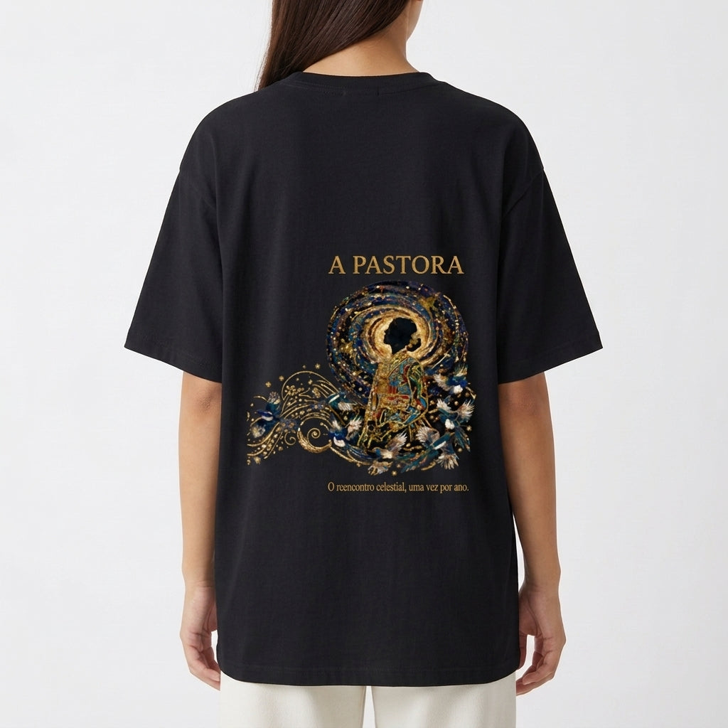 Camiseta com estampa frontal de intrincados padrões florais e texto centralizado, e estampa traseira de figura celestial com a inscrição "A PASTORA".