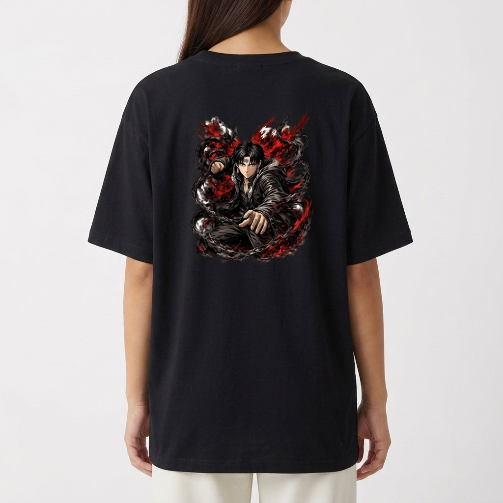 Camiseta com estampa frontal de logotipo estilizado com escrita "KAGE" e símbolo geométrico, e estampa traseira de personagem em posição de combate, envolto em efeitos sombrios e dinâmicos.