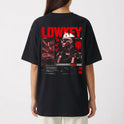 Camiseta com estampa frontal de duas chaves cruzadas e estampa traseira de retrato urbano futurista com figura estilizada, texto "LOWKEY" e caracteres asiáticos.