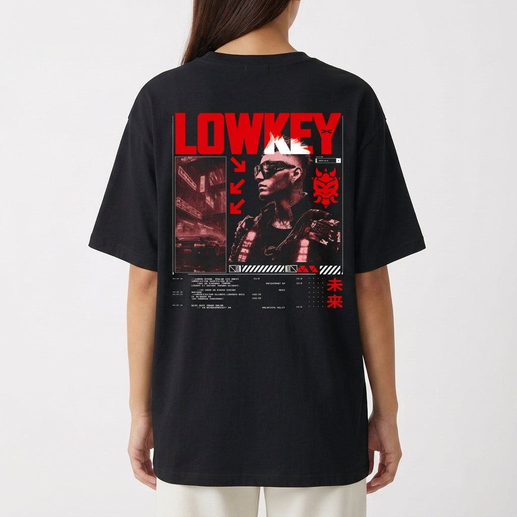 Camiseta com estampa frontal de duas chaves cruzadas e estampa traseira de retrato urbano futurista com figura estilizada, texto "LOWKEY" e caracteres asiáticos.