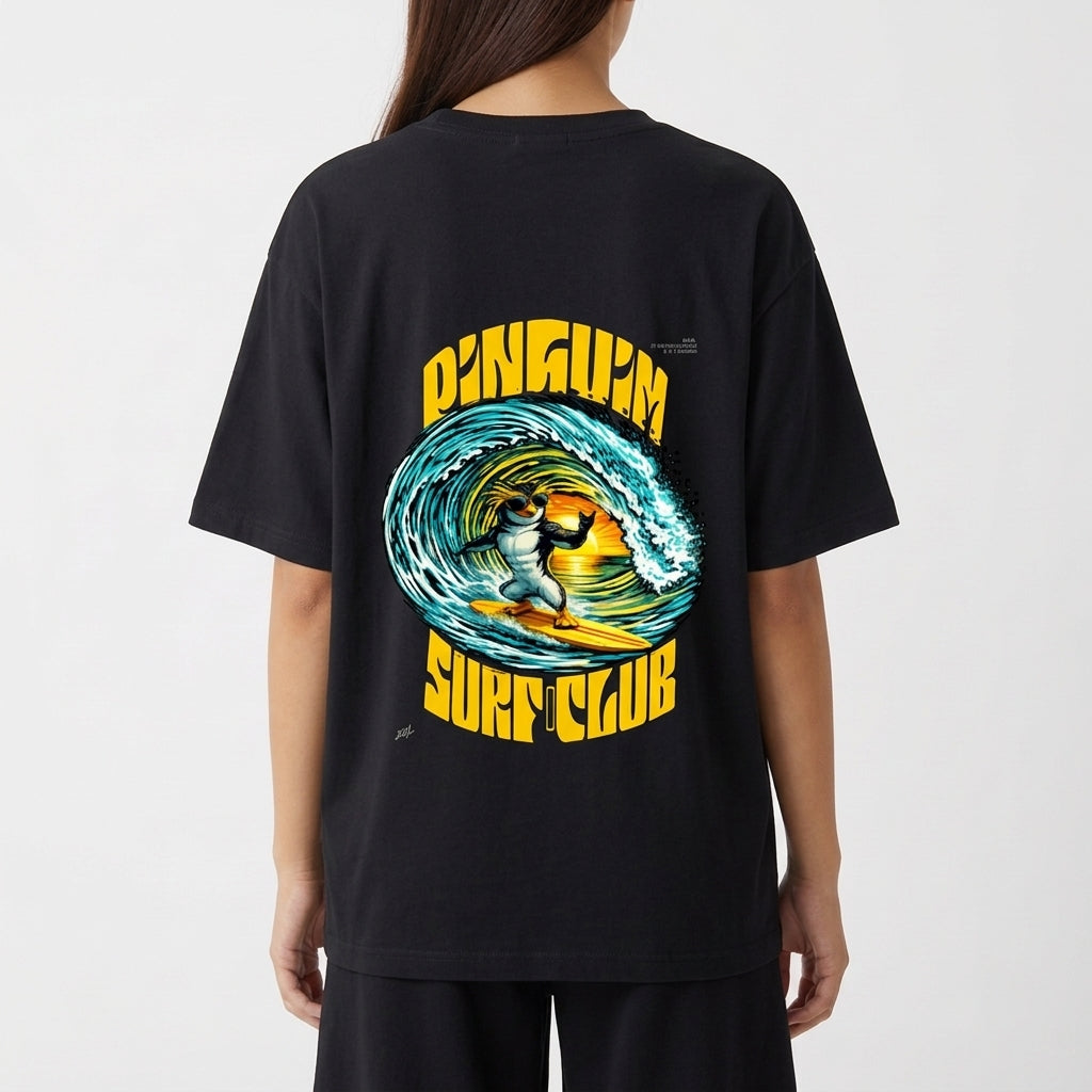 Camiseta com estampa frontal de logotipo discreto com texto pequeno e símbolo estilizado, e estampa traseira de pinguim surfando em onda com texto vibrante.
