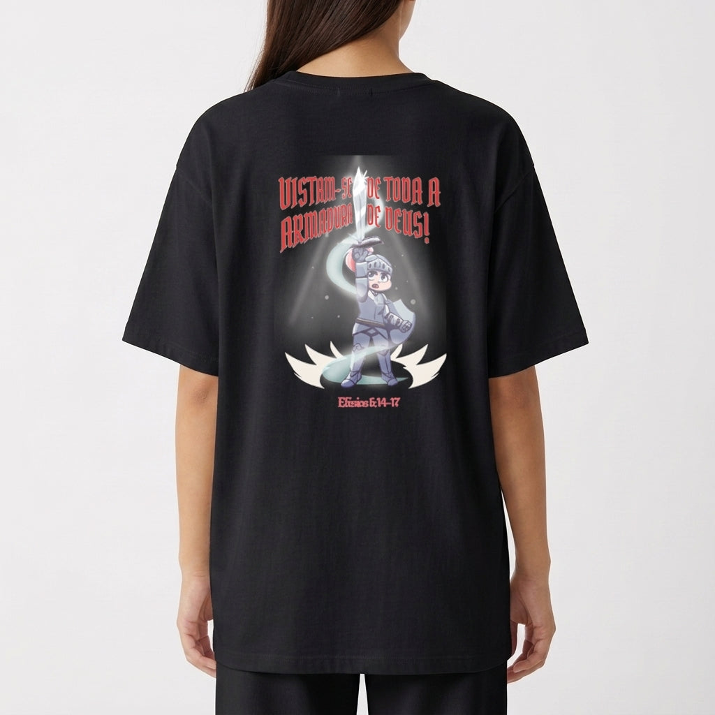 Camiseta com estampa traseira de personagem em armadura, segurando uma espada luminosa, com texto decorativo "Vistam-se de toda a armadura de Deus" e referência Efésios 6:14-17.