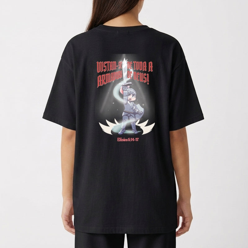 Camiseta com estampa traseira de personagem em armadura, segurando uma espada luminosa, com texto decorativo "Vistam-se de toda a armadura de Deus" e referência Efésios 6:14-17.