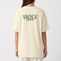 Camiseta com estampa traseira de "HOLY Spirit" em fonte estilizada, combinando tipografia moderna e cursiva, criando um visual impactante e significativo.