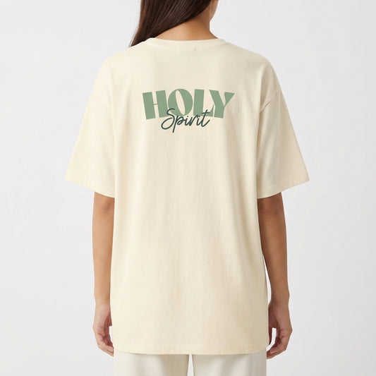 Camiseta com estampa traseira de "HOLY Spirit" em fonte estilizada, combinando tipografia moderna e cursiva, criando um visual impactante e significativo.