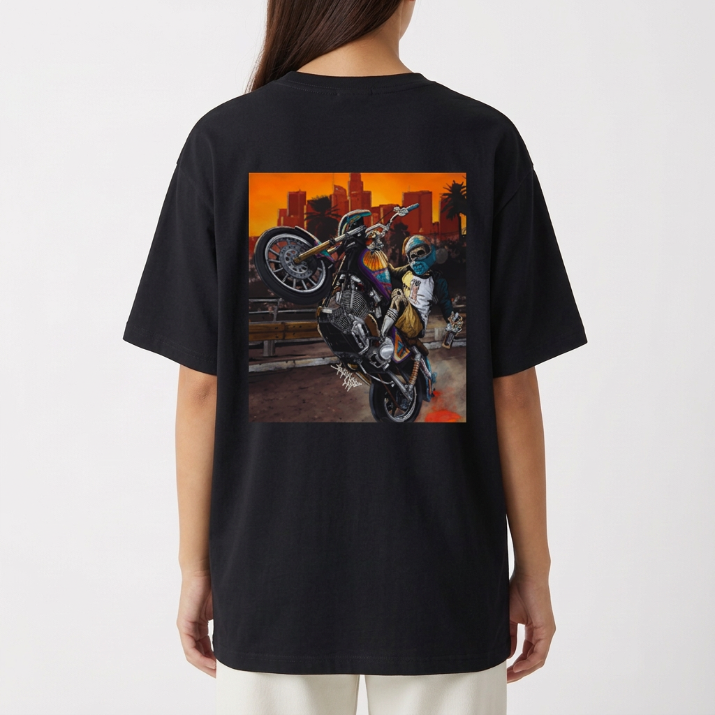 Camiseta com estampa frontal de texto estilizado e estampa traseira de cena urbana com motocicleta em ação, destacando personagens e skyline ao fundo.