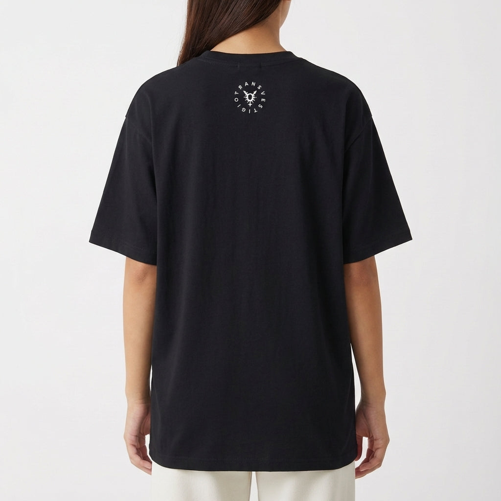 Camiseta com estampa frontal de texto "Protejam os transmascs" com símbolo central estilizado, e estampa traseira de emblema com texto circular "Transvectio".