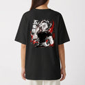 Camiseta com estampa frontal de texto estilizado "KAGE" ao lado de símbolo oriental e estampa traseira de personagem em pose dinâmica com texto japonês.