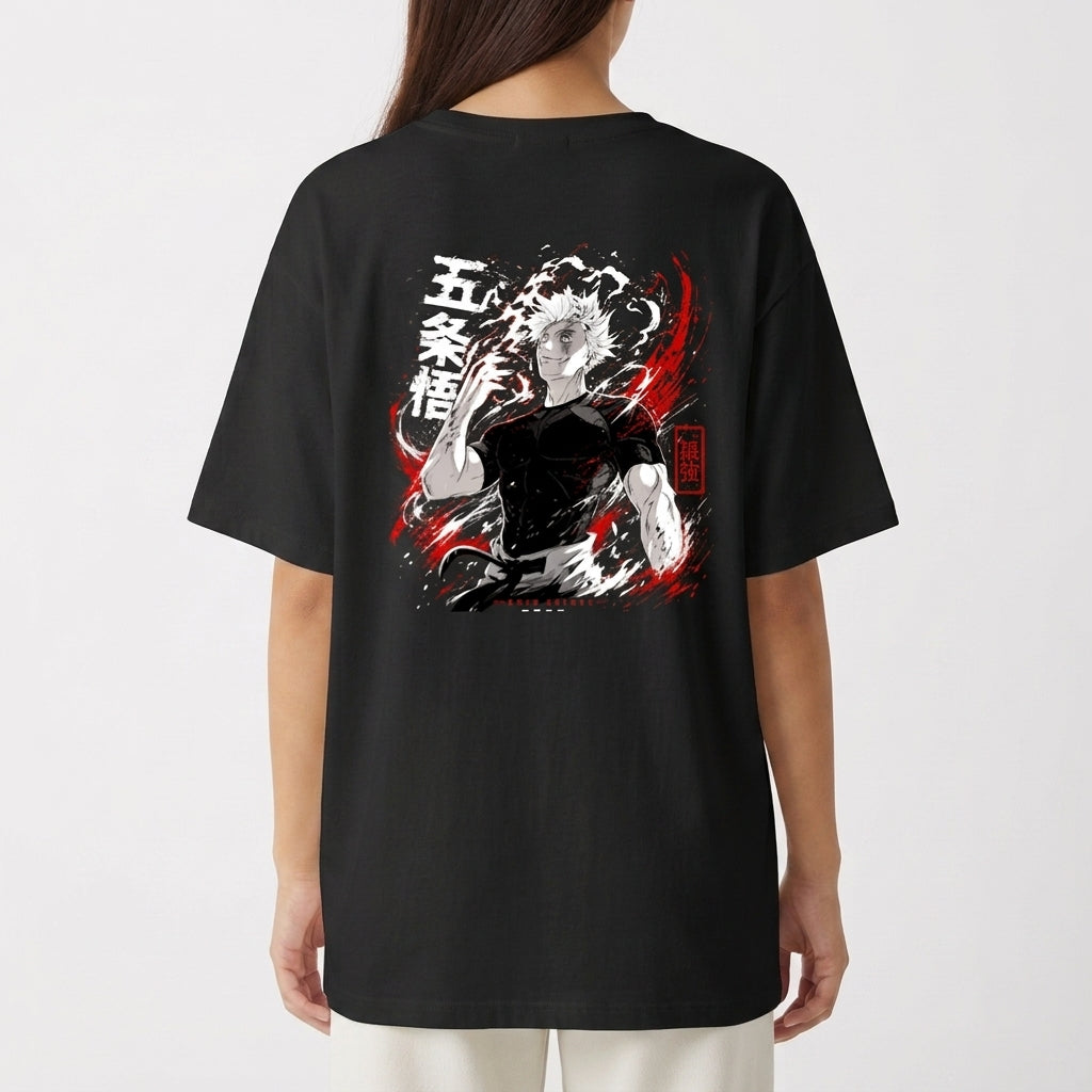 Camiseta com estampa frontal de texto estilizado "KAGE" ao lado de símbolo oriental e estampa traseira de personagem em pose dinâmica com texto japonês.