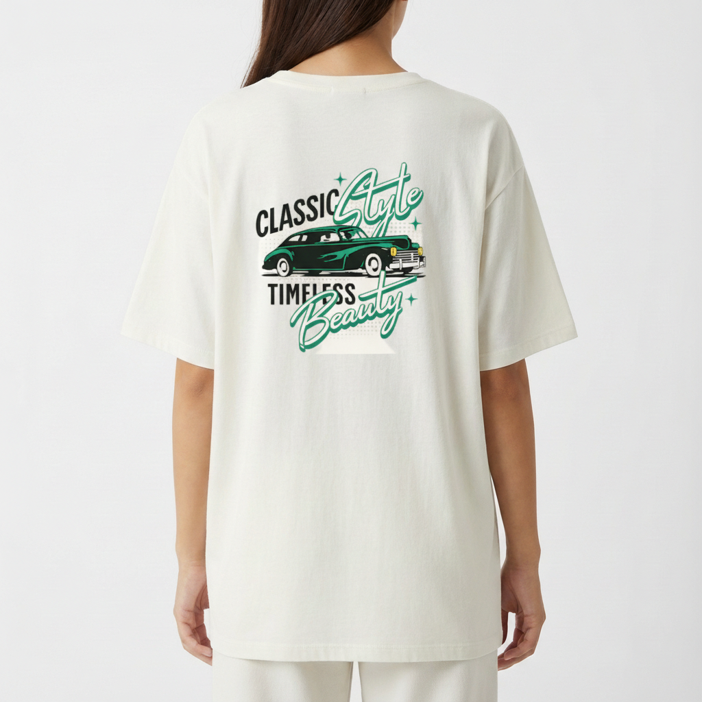 Camiseta com estampa traseira de carro retrô com os dizeres "Classic Style Timeless Beauty", cercados de estrelas, em design vintage.