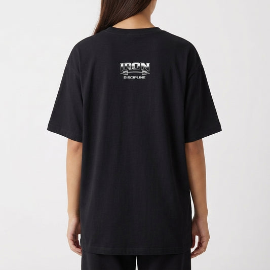 Camiseta com estampa traseira de letras estilizadas formando as palavras "IRON DISCIPLINE", com elementos geométricos complementares abaixo.