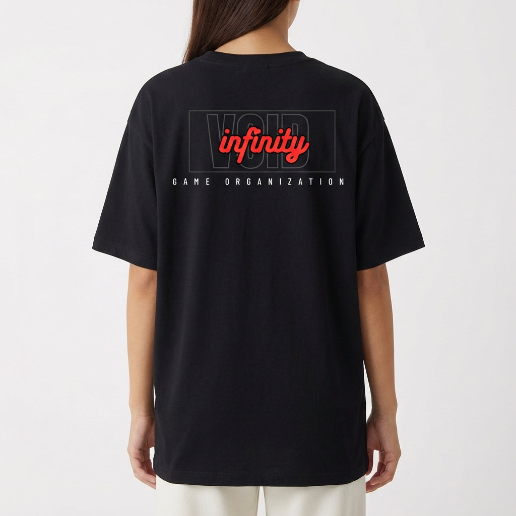 Camiseta com estampa traseira de texto "VOID" e "infinity" em destaque, acompanhado por "GAME ORGANIZATION", evidenciando tema de games.