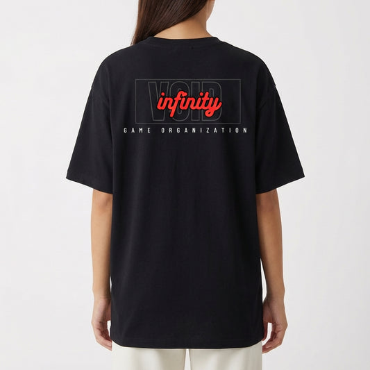 Camiseta com estampa traseira de texto "VOID" e "infinity" em destaque, acompanhado por "GAME ORGANIZATION", evidenciando tema de games.