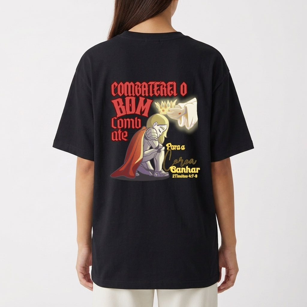 Moletom com estampa traseira de um cavaleiro ajoelhado, uma mão com coroa e texto estilizado que diz "Combati o bom combate" seguido de citação bíblica.