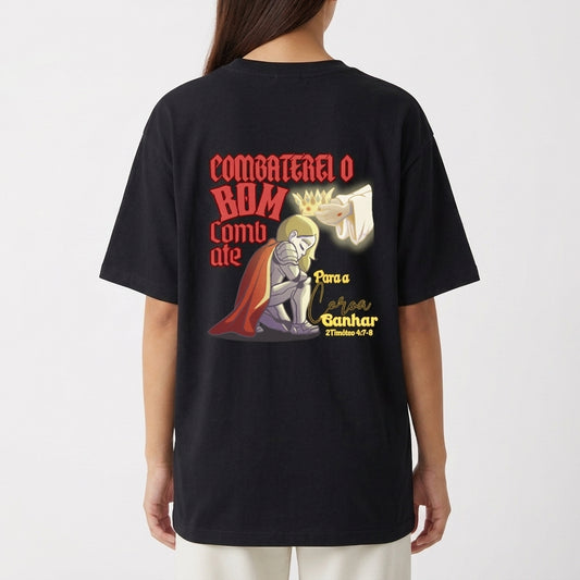 Moletom com estampa traseira de um cavaleiro ajoelhado, uma mão com coroa e texto estilizado que diz "Combati o bom combate" seguido de citação bíblica.