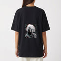 Camiseta com estampa frontal de pequeno símbolo hexagonal abstrato e estampa traseira de retrato detalhado de cientista icônico com efeito vintage.