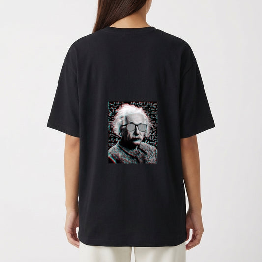 Camiseta com estampa frontal de pequeno símbolo hexagonal abstrato e estampa traseira de retrato detalhado de cientista icônico com efeito vintage.