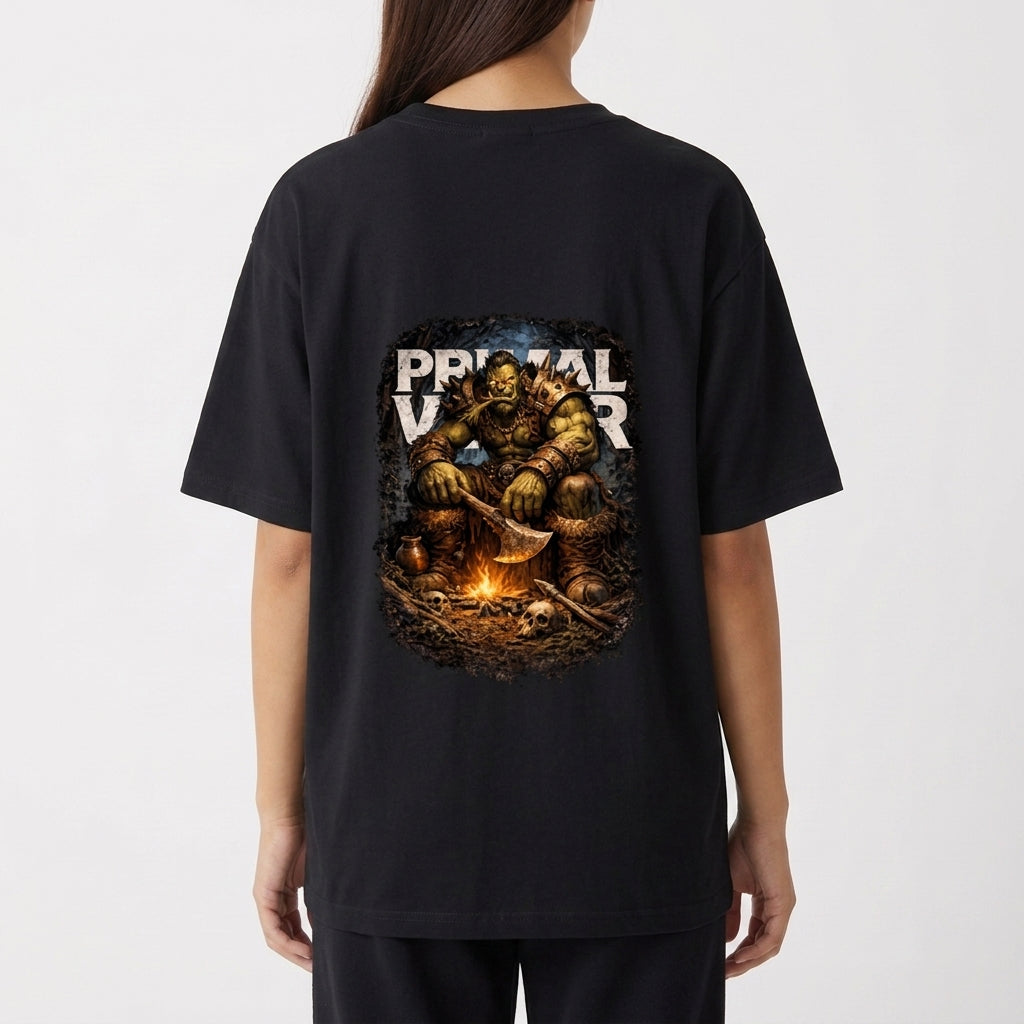 Camiseta com estampa frontal de texto "PRIMAL WEAR" e estampa traseira de guerreiro sentado ao lado de uma fogueira, com machado e fundo de caveiras.