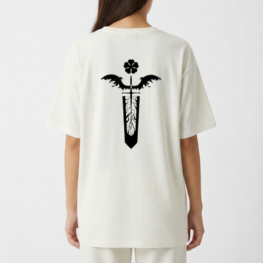 Camiseta com estampa frontal de espada e trevo de quatro folhas e estampa traseira de espada com asas, trevo de quatro folhas e textura floral.