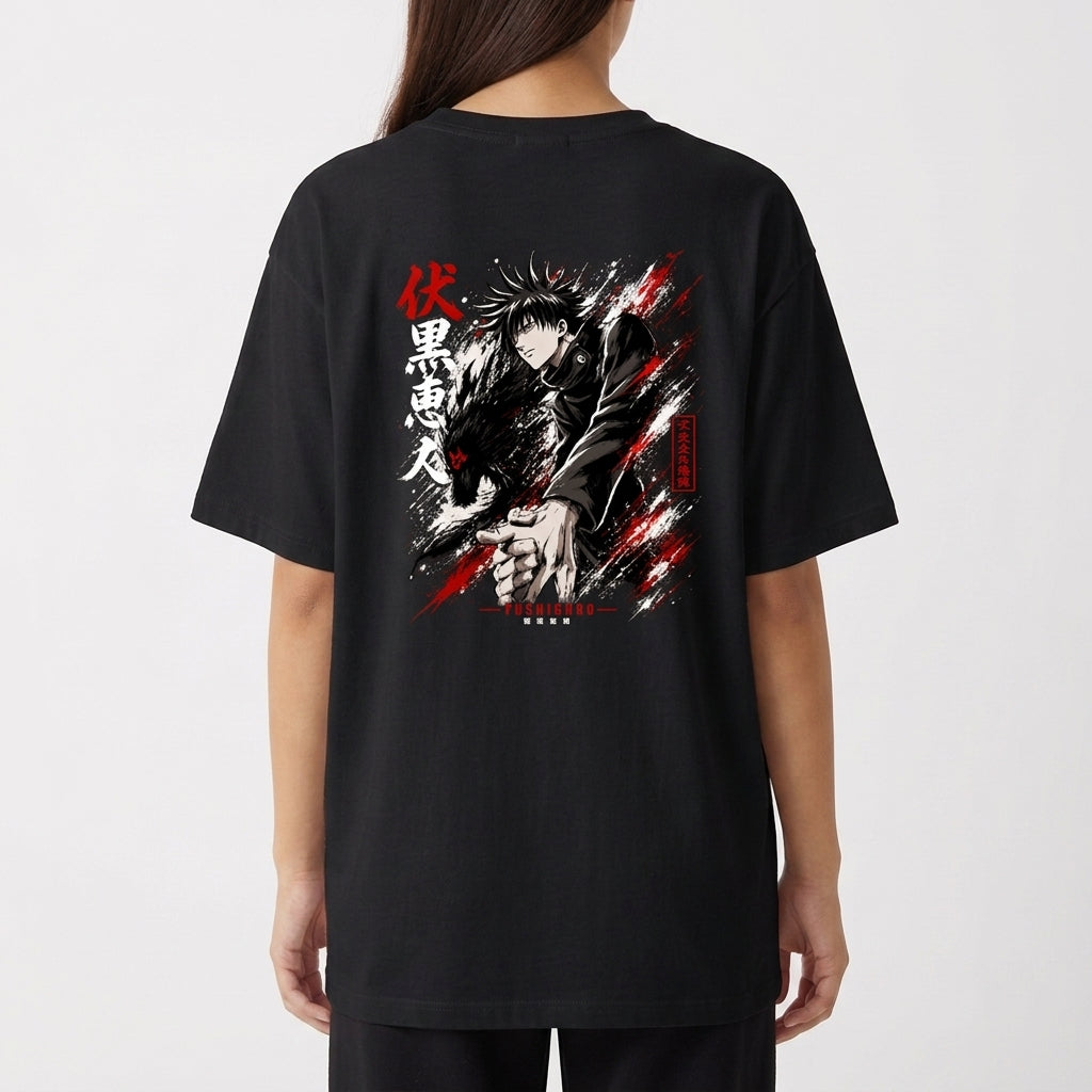 Camiseta com estampa frontal de símbolo e texto estilizado "KAGE" e estampa traseira de personagem em pose dinâmica com traços fluidos e caracteres.