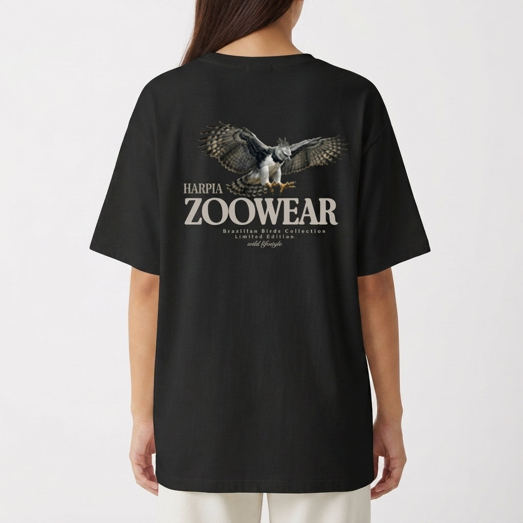 Camiseta com estampa frontal de cabeça de águia com asas abertas e texto e estampa traseira de águia inteira com asas abertas e detalhes textuais.