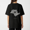 Camiseta com estampa frontal de texto verticalizado "A. SP. PAS" e estampa traseira de mapa estilizado com "1554" no centro, acompanhado de "São Paulo".