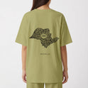 Camiseta com estampa frontal de texto "A.SP.PAS" verticalmente e estampa traseira de mapa contornado com "1554" centralizado e "SÃO PAULO" abaixo.