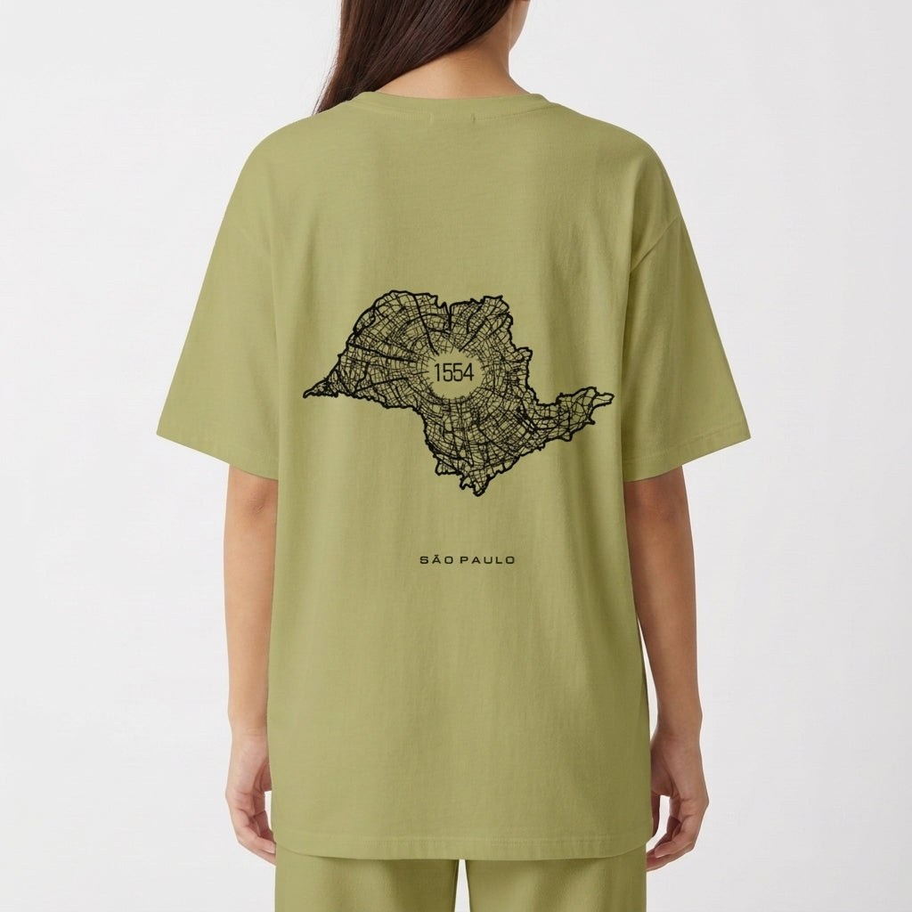 Camiseta com estampa frontal de texto "A.SP.PAS" verticalmente e estampa traseira de mapa contornado com "1554" centralizado e "SÃO PAULO" abaixo.