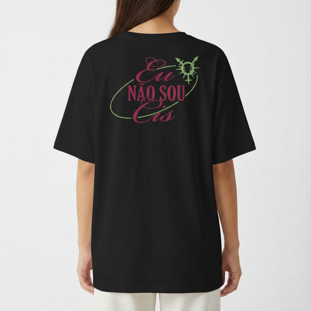 Camiseta com estampa frontal de símbolo gráfico estilizado no lado esquerdo e estampa traseira com o texto "Eu Não Sou Cis" em design gráfico complexo.