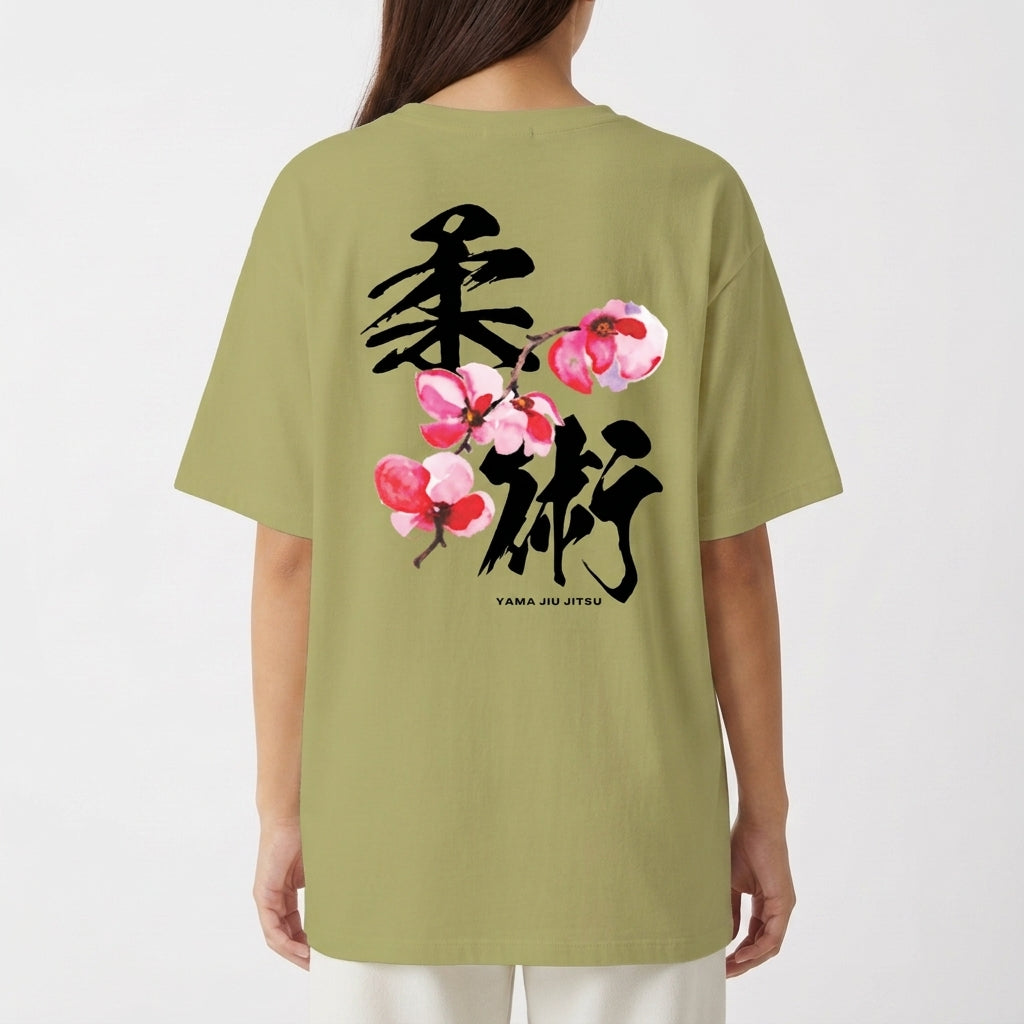 Camiseta com estampa frontal de texto minimalista "Yama Jiu Jitsu" e estampa traseira de ideogramas japoneses sobre flores de cerejeira em aquarela.