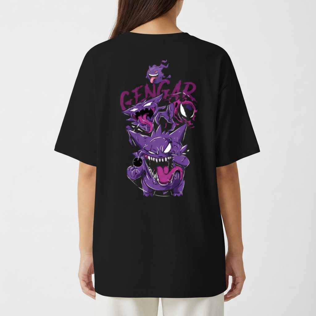 Camiseta com estampa frontal de criatura fantástica com aura mística e estampa traseira de personagem roxo de expressão intensa e texto estilizado.