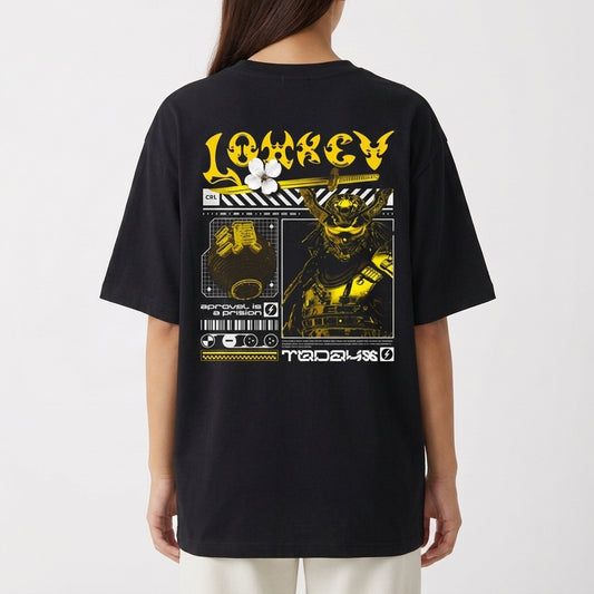 Camiseta com estampa frontal de duas mãos cruzadas segurando um controle de videogame e estampa traseira de design futurista com samurai e texto gráfico.