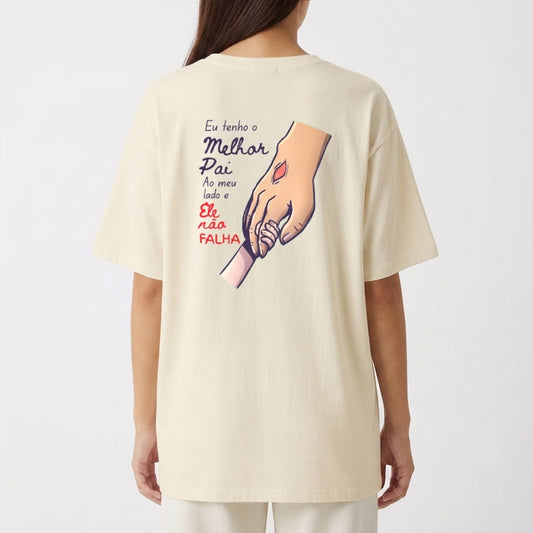 Camiseta com estampa de duas mãos se segurando, uma maior com cicatriz e uma menor, acompanhada da frase “Eu tenho o melhor pai ao meu lado e ele não falha”.