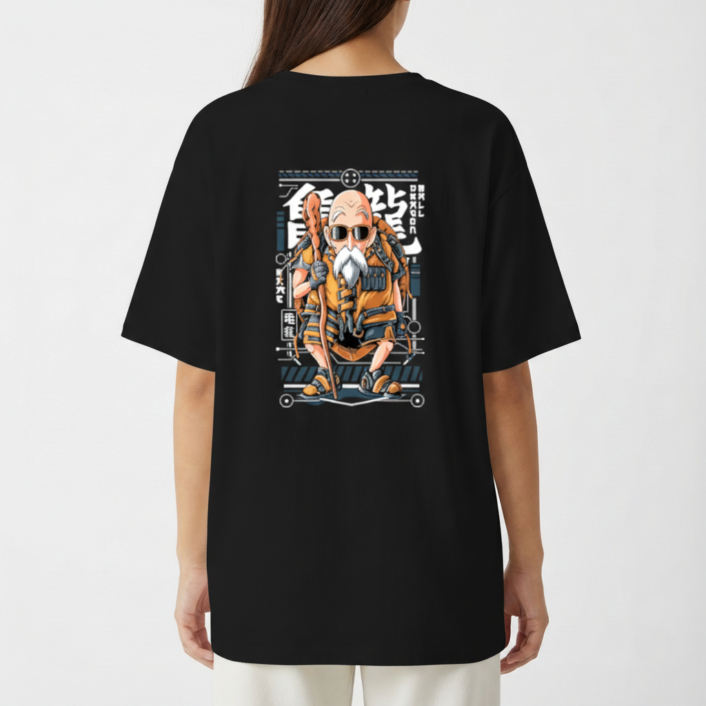 Camiseta com estampa frontal de papagaio estilizado e estampa traseira de personagem idoso de anime sentado em prancha com bastão e cabelo longo.