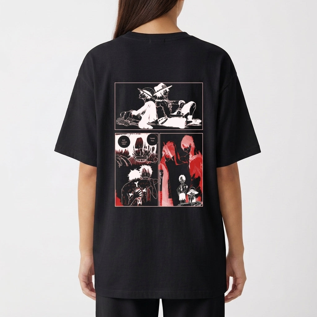 Camiseta com estampa frontal de personagem em posição dinâmica com texto em estilo japonês, e estampa traseira de quadrinhos com cenas e personagens em contraste.