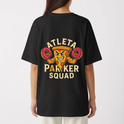Camiseta com estampa frontal de logotipo estilizado "PK" em tamanho pequeno e estampa traseira de fatia de pizza e donuts com a frase "Atleta Parker Squad".