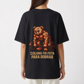 Camiseta com estampa frontal de letras estilizadas em destaque e estampa traseira de urso musculoso levantando peso, acompanhada pela frase motivacional.