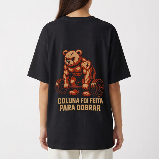 Camiseta com estampa frontal de letras estilizadas em destaque e estampa traseira de urso musculoso levantando peso, acompanhada pela frase motivacional.