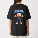 Camiseta com estampa frontal de texto estilizado “O Poderoso Garotinho” e estampa traseira de personagem infantil musculoso sob o mesmo texto.