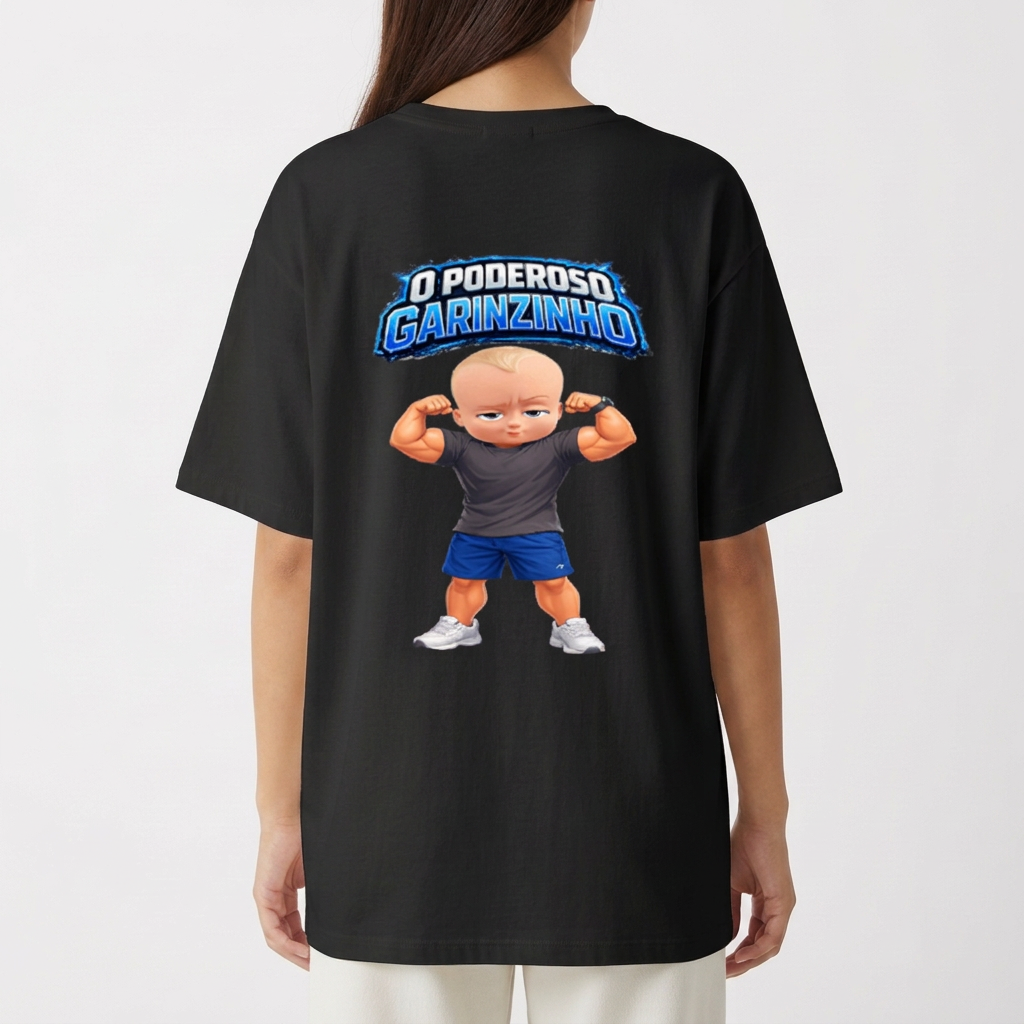 Camiseta com estampa frontal de texto estilizado “O Poderoso Garotinho” e estampa traseira de personagem infantil musculoso sob o mesmo texto.
